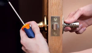 Repairing door handle in London